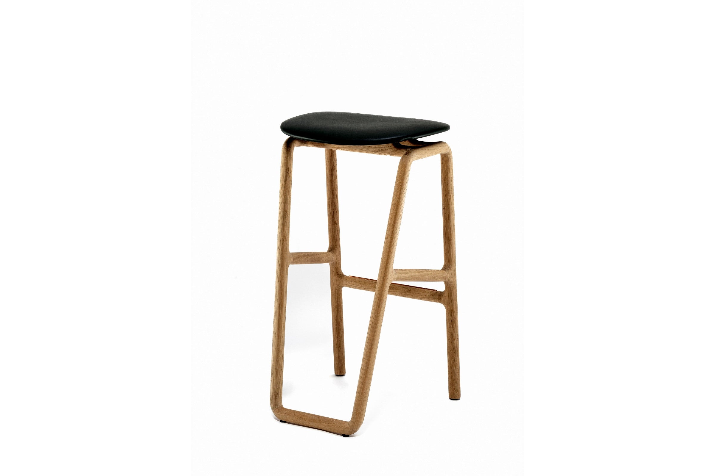 MARSHALL Designer Barhocker aus Massivholz mit Ledersitz – Schrägansicht