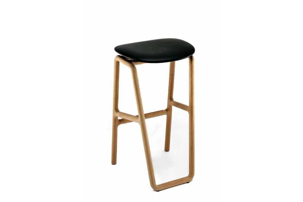 Schrägansicht des Barhockers mit ergonomischem Sitz aus Leder