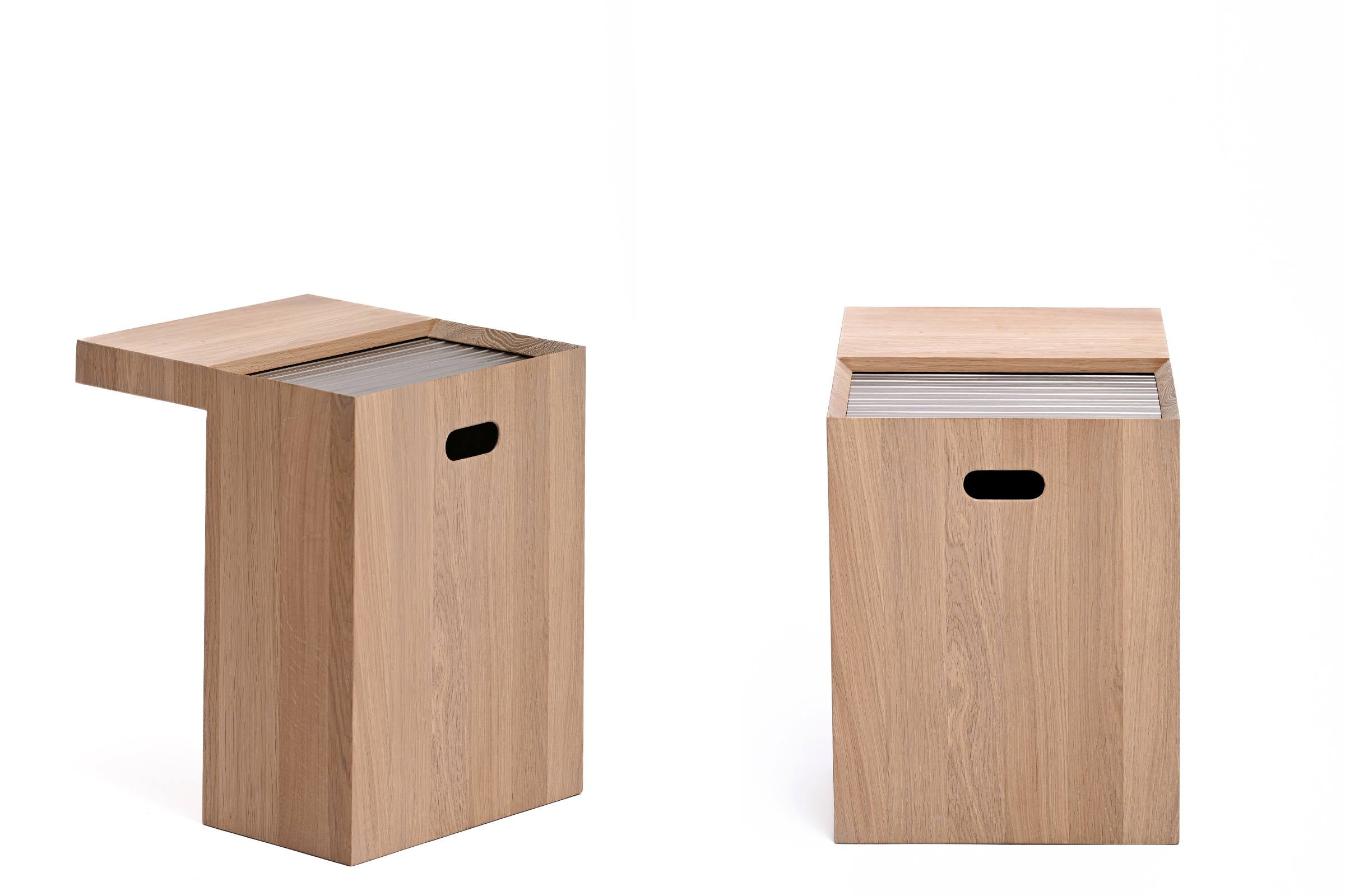 Zwei MIOS Designer Beistelltische aus Massivholz nebeneinander in unterschiedlichen Ansichten