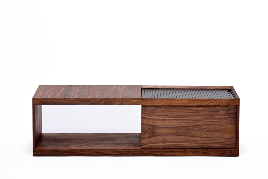 MIOS Designer Couchtisch – Frontansicht aus massivem Nussbaumholz mit offener Seite links
