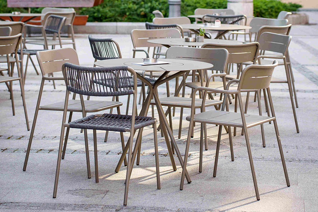 Outdoor Möbel Set mit Gartenstühlen – Restaurant Terrasse