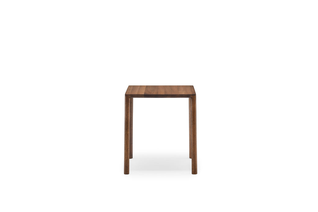 Designer-Couchtisch von Woak in einer kleineren, quadratischen Ausführung.