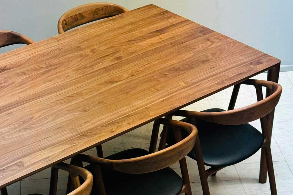 Esszimmer mit NINAS Designer Esstisch von Woak und den passenden BLED Stühlen