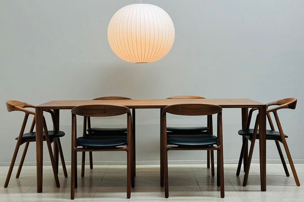 Essgruppe mit Stühlen von Woak und NINAS Designer Esstisch unter moderner Pendelleuchte