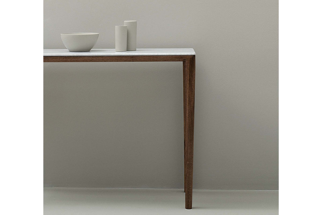 Nahaufnahme der NINAS Designer Konsole von Woak aus Massivholz mit Marmorplatte