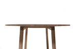 Nahaufnahme des Nervosa Designer Esstisches aus Massivholz mit glatter Oberfläche und vier stabilen Beinen
