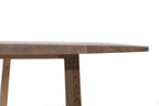 Nervosa Designer Esstisch aus Holz mit schlichtem, elegantem Design und abgerundeten Kanten, isoliert auf weißem Hintergrund