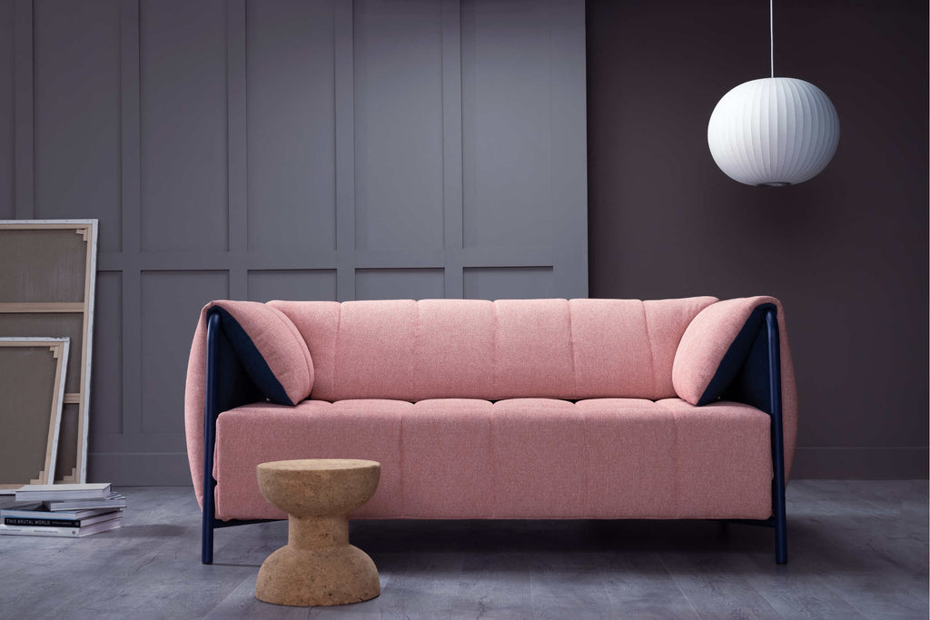 RONDO Designer Schlafsofa in einem Raum von vorne – modernes Schlafsofa mit gepolsterten Armlehnen