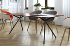 RUNDIO Esstisch mit robusten Metallbeinen und Massivholzplatte in elegantem Raumsetting