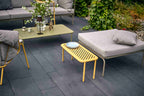 Kleiner gelber Smak Designer-Beistelltisch im Gartenambiente