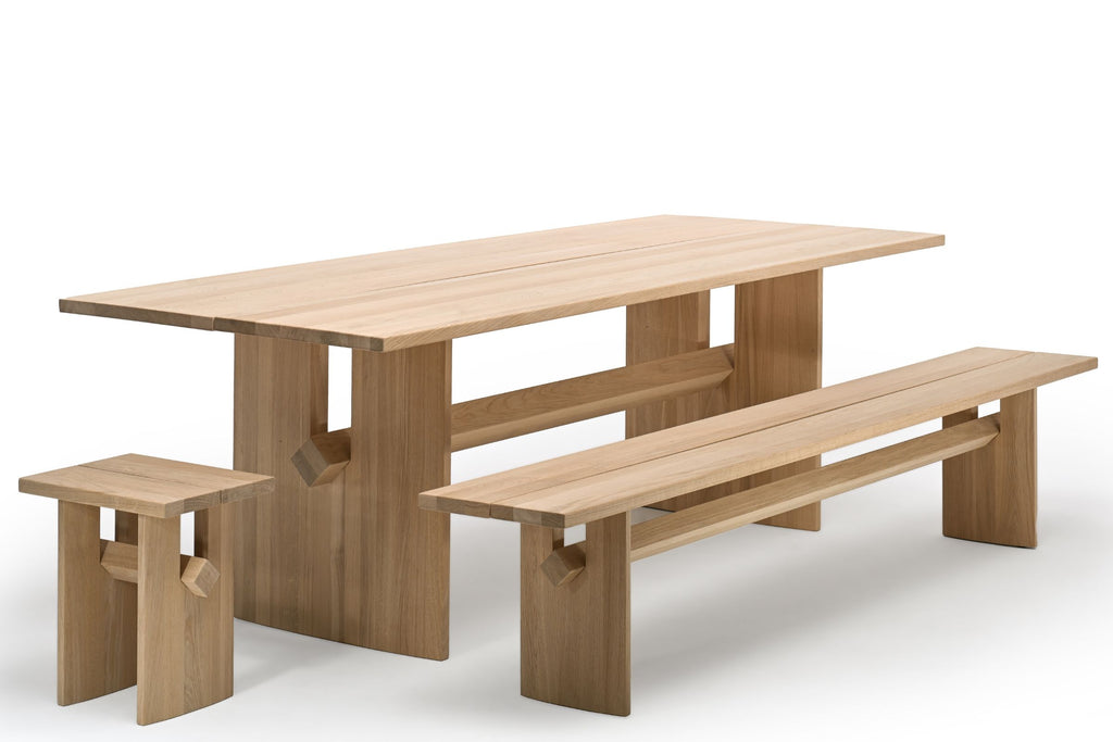 Ein set mit Esstisch, Sitzbank und Hocker