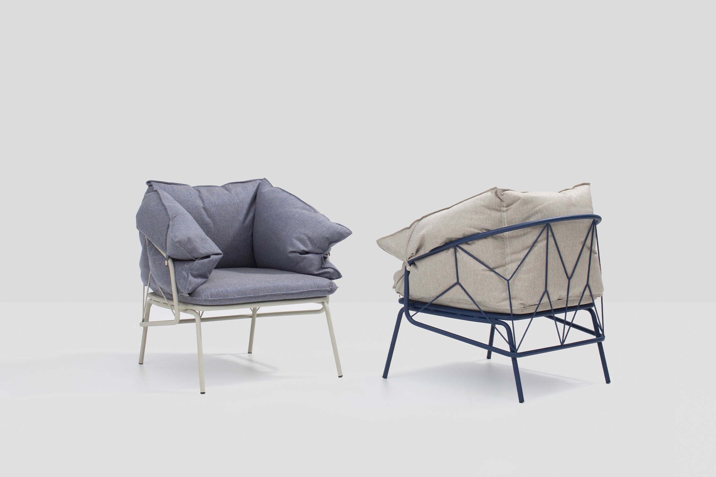 Zwei Gartenarmsessel, einer in Blau und der andere in Beige, zeigen das stilvolle Design und die Mesh-Rückenlehne