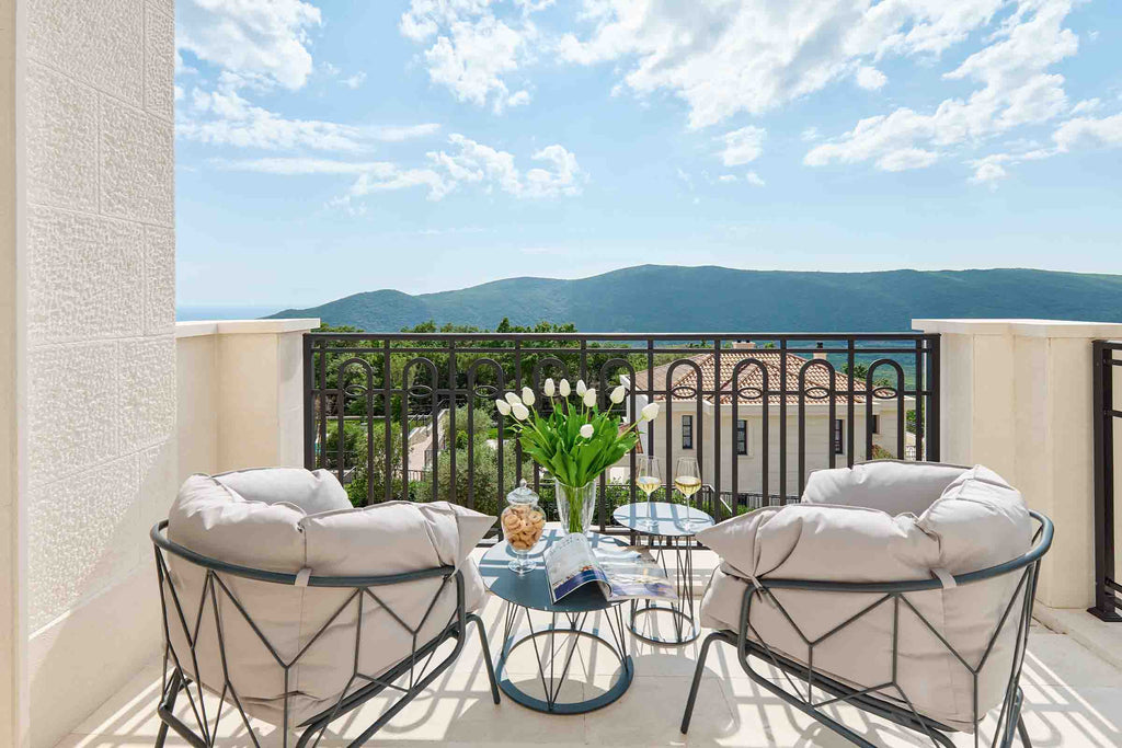 Zwei ATAMAN Designer Gartenarmsessel auf einer Terrasse mit Blick auf die Berge