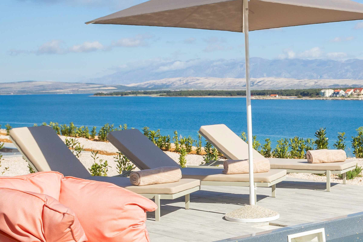 TOK Outdoor-Sonnenliegen mit Sonnenschirm in exklusivem Poolbereich