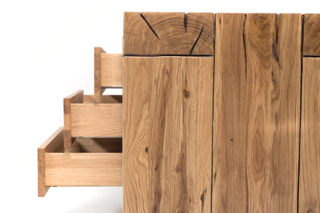 Nahaufnahme des Sideboards mit geöffneten Schubladen - Seitenansicht