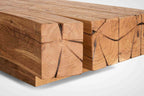 Nahaufnahme des Couchtischs mit markanten Holzrissen von Whiteoak