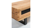 Nahaufnahme der Ecken des Massivholz-Lowboards mit Metallbeinen
