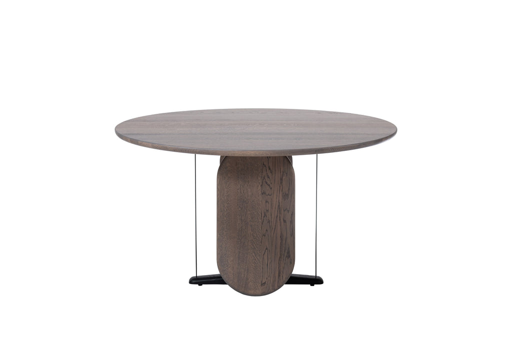 Runder Holztisch mit einer Säule aus dunklem Holz und einer runden Tischplatte in heller Holzoptik, auf einem schwarzen Metallfuß stehend.