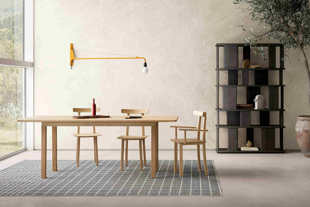 Designer Highboard in einem modernen Ambiente mit Esstisch und Stühlen