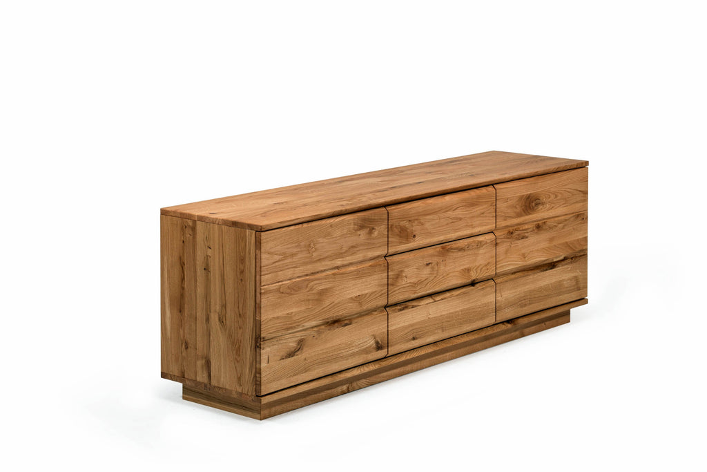 Schrägansicht des YOOI Massivholz Sideboards aus Eiche