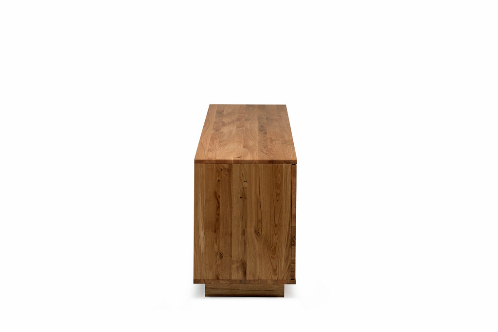 Seitliche Ansicht des Sideboards aus Wildeiche