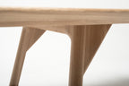 Detailaufnahme des Tischbeins mit seiner Holzmaserung